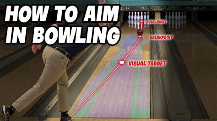 How do you aim in bowling?