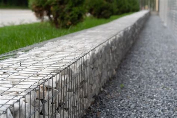 How do you make a gabion rock fence?