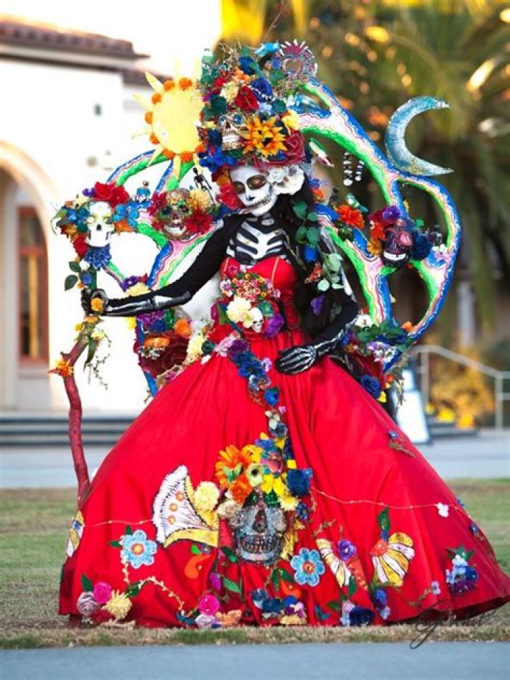 What does La Catrina wear?