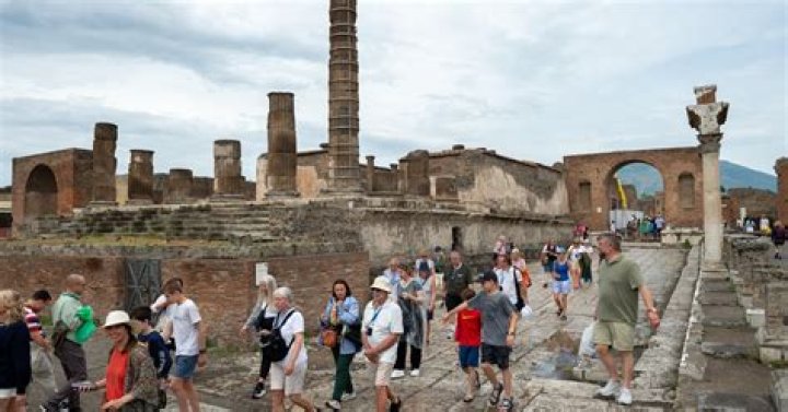 What time of day did Vesuvius erupt?